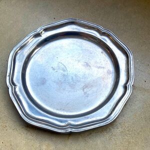 Leonard pewter six inch accent plate. Perfect. Vintage colonial look.